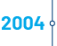 Logotipo azul e branco com a palavra 2004 e Nossa História.