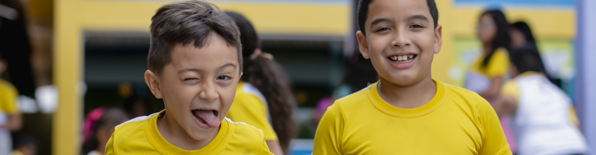 Um grupo de crianças com camisas amarelas posa para uma foto durante Pesquisas sobre Criatividade e Pensamento Crítico.