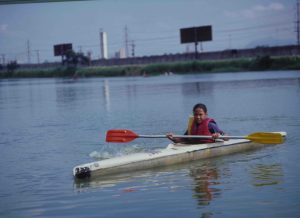 Uma pessoa curtindo Educação pelo Esporte em uma canoa.