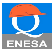 Logotipo com uma grande letra branca "Q" em um fundo azul, um capacete laranja na parte superior e a palavra "ENESA" em branco em uma seção cinza abaixo.
