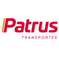 Logotipo da Patrus Transportes com o nome da empresa em vermelho, com uma linha vertical laranja antes da letra "P" e a palavra "TRANSPORTES" abaixo em letras maiúsculas, refletindo o compromisso da Patrus com soluções de transporte e logística de MDF.