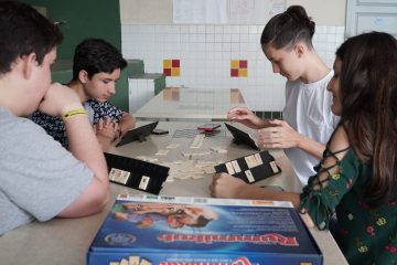 Grupo de jovens jogando dominó no programa Educação Integral para o Ensino Médio (SC).