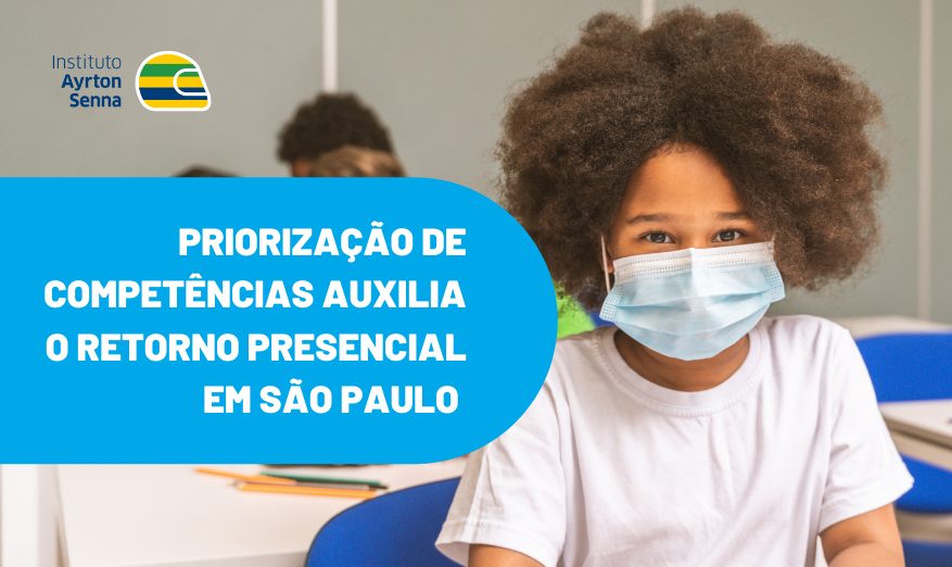 Uma menina usando máscara em uma sala de aula, priorizando competências para o retorno seguro ao ensino presencial em São Paulo.