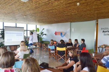 Grupo de pessoas sentadas em mesas de uma sala discutindo o inspirador projeto de lei de alfabetização em programação em Itatiba (SP).