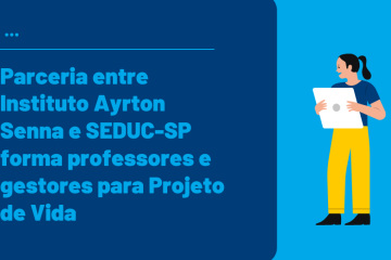 Uma mulher segura um papel com os dizeres Parceria entre Instituto Ayrton Senna e SEDUC-SP forma professores e gestores para Projeto de Vida.