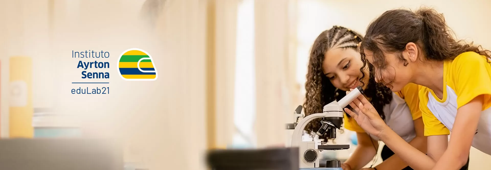 Um grupo de meninas está utilizando o eduLab21 para explorar um microscópio.