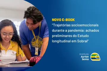 Descrição: Uma mulher e um homem estão trabalhando em um e-book sobre trajetórias socioemocionais durante a pandemia.