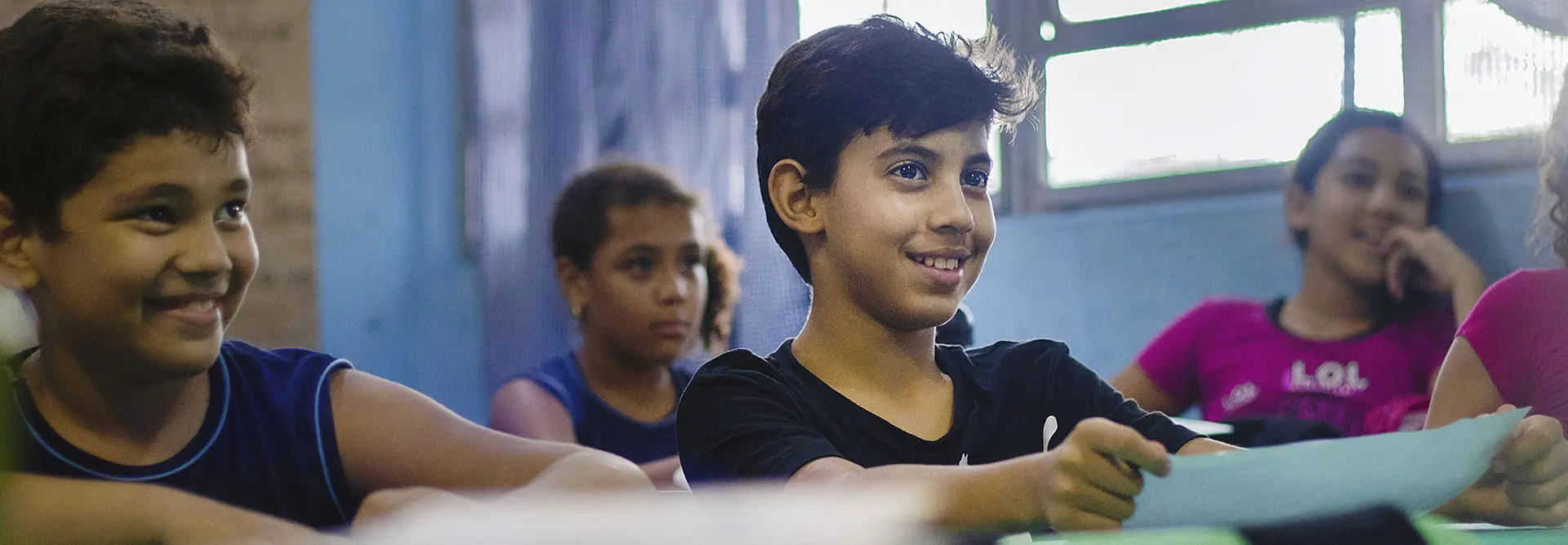 Menino na sala de aula