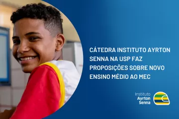 Um menino alegre com um sorriso no rosto.