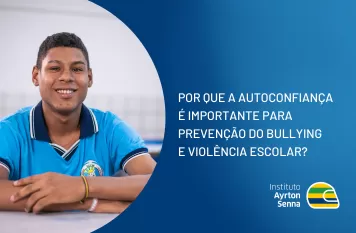 Aluno sentando em uma carteira na sala de aula aprendendo sobre a autoconfiança.
