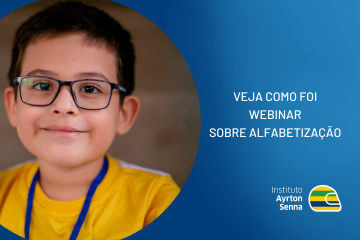 Um menino de óculos participando de um webinar de alfabetização.