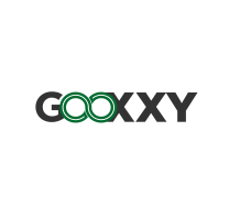 A imagem exibe a palavra "GOOXXY", usando criativamente dois círculos verdes sobrepostos para substituir o "O", tudo isso sobre um elegante fundo de MDF preto.