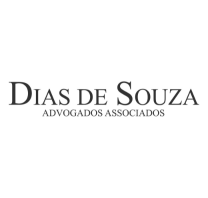 Logotipo com o texto "Dias de Souza Advogados Associados" em fonte serifada preta sobre fundo branco de MDF.