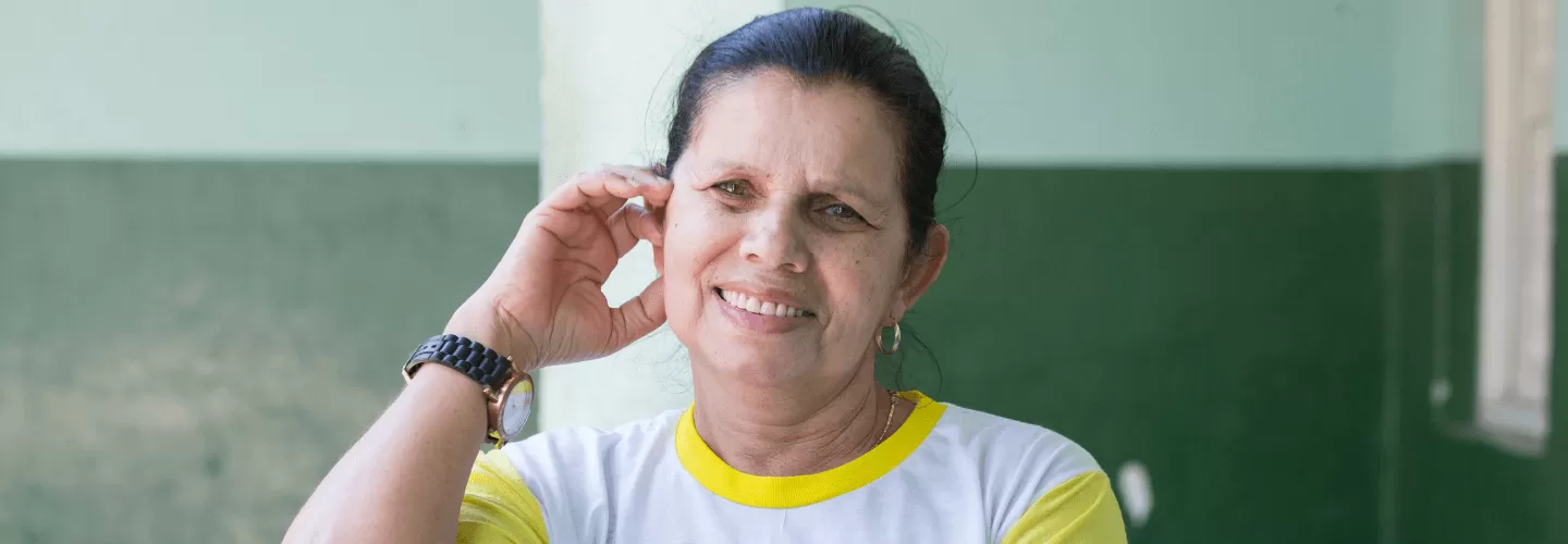Uma mulher vestindo uma camisa amarela e uma camiseta branca.