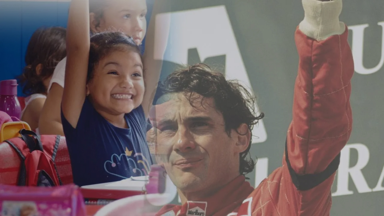 Uma menina sorridente em uma sala de aula é justaposta à imagem de um piloto de corrida de terno vermelho, erguendo o braço em triunfo, simbolizando 30 anos de sonhos e conquistas.