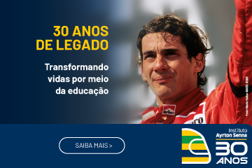 Banner com piloto comemorando, com texto em português: "30 anos de legado. Transformando vidas por meio da educação" e "Saiba mais". Promoção dos 30 anos do Instituto Ayrton Senna.
