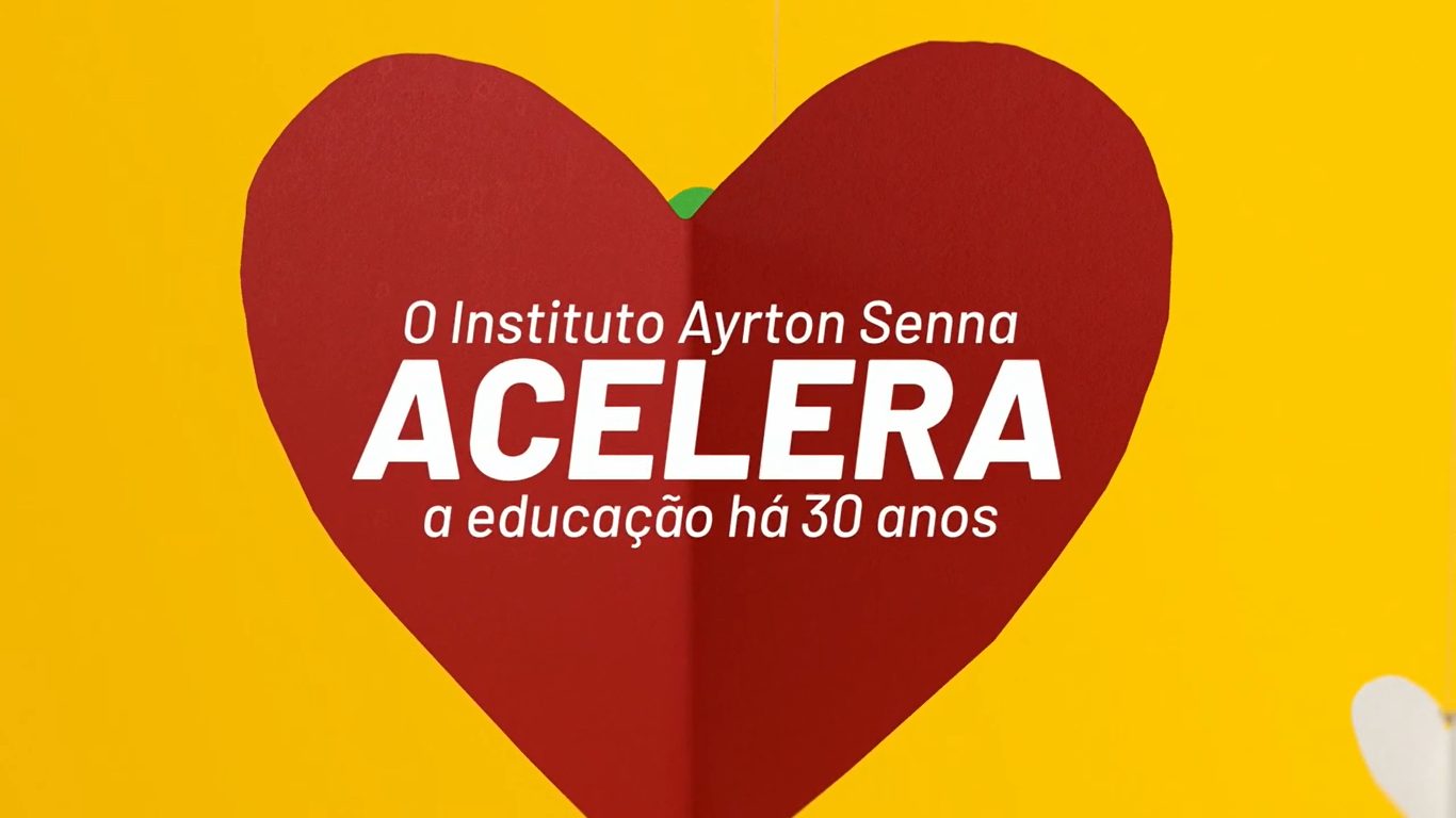 Coração vermelho sobre fundo amarelo com o texto "O Instituto Ayrton Senna ACELERA a educação há 30 anos" ao centro, comemorando a parceria com o McDia Feliz.