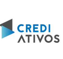 Logotipo com desenho triangular azul e preto à esquerda e o texto “CREDI ATIVOS” em letras maiúsculas à direita, lembrando um rascunho automático polido.