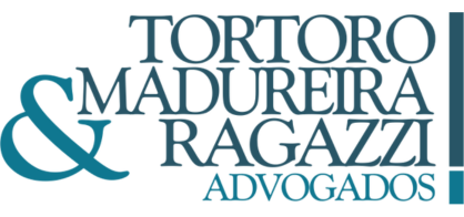 Logotipo com texto serifado azul onde se lê "Tortoro Madureira & Ragazzi Advogados" com ponto de exclamação no final, desenhado como rascunho automático.