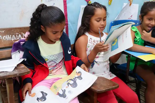 Alunos interagindo em sala de aula, representando a gestão da aprendizagem.