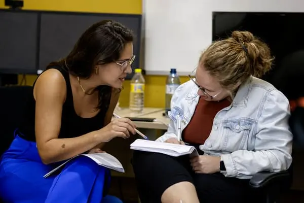 Professoras conversando sobre planejamento de aulas