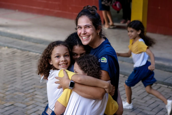 Professora sorrindo e demonstrando a importância do setembro amarelo.