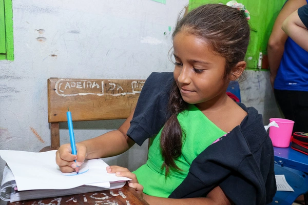 Aluna em sala de aula que abrange os 4 pilares da educação UNESCO.