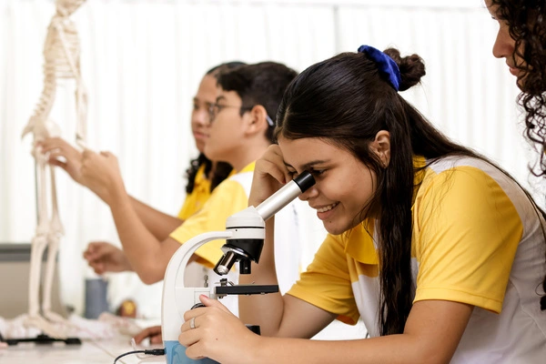 No Dia da Alfabetização, refletimos sobre a importância de ensinar e aprender.