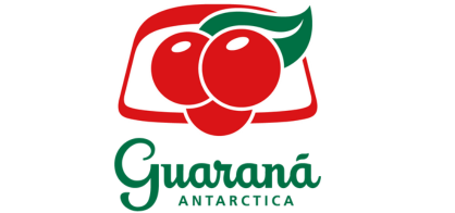 O logotipo do Guaraná Antarctica apresenta frutas vermelhas e folhas verdes, chamando automaticamente a atenção acima do nome da marca em um elegante texto verde.