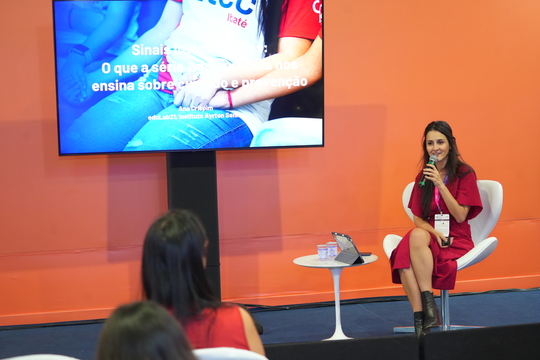 Ana Crispim, gerente de pesquisa do Instituto Ayrton Senna participa do Bett Brasil.