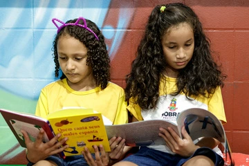 O contato com os livros na infância é essencial para o desenvolvimento da alfabetização e letramento no ensino fundamental.