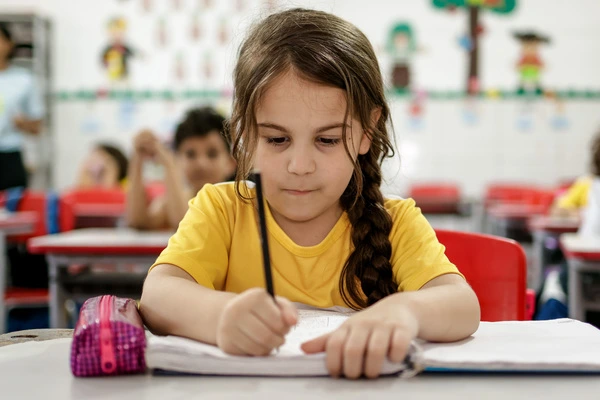 Atividades práticas estimulam a alfabetização e letramento, tornando a leitura e a escrita parte do dia a dia dos alunos.
