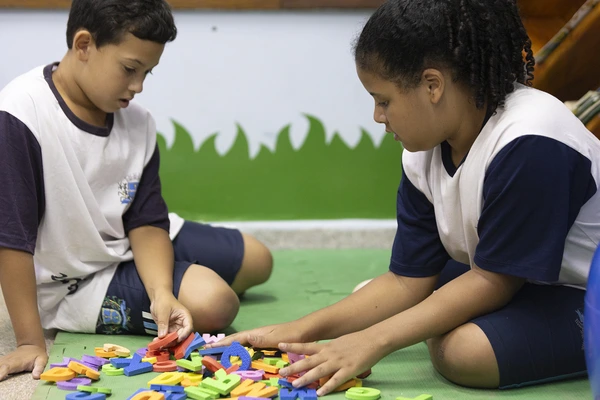 Estratégias de ensino, como jogos educativos, tornam a alfabetização matemática mais envolvente e acessível.