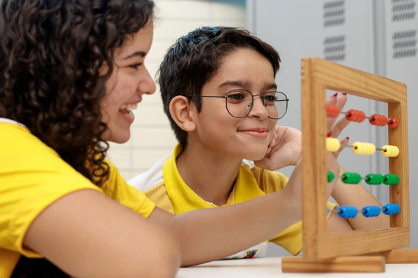 A prática diária da alfabetização matemática fortalece a compreensão numérica e promove a autonomia dos alunos.
