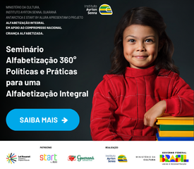 Uma jovem de moletom vermelho está sentada a uma mesa com uma pilha de livros, promovendo um seminário de alfabetização. O texto convida a aprender mais sobre políticas e práticas abrangentes de alfabetização.