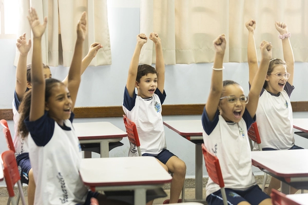Criar um ambiente de confiança é essencial para mostrar aos estudantes como desenvolver competências socioemocionais de forma natural.