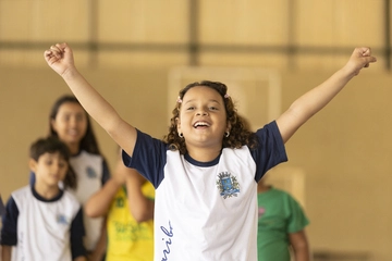 A escola tem papel central no desenvolvimento de competências socioemocionais de forma intencional.