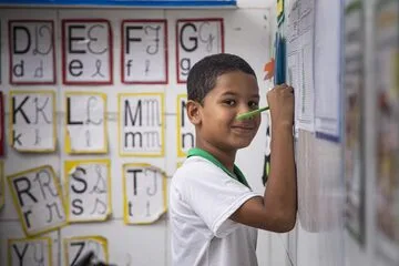 A cada fase da alfabetização, novas habilidades surgem e a criança se aproxima da leitura fluente.