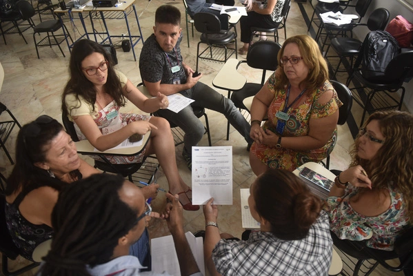 A formação contínua fortalece o trabalho do professor alfabetizador e amplia seu impacto na aprendizagem.