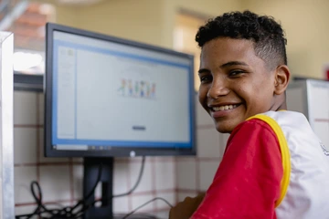 A alfabetização digital no ensino fundamental é essencial para o desenvolvimento de habilidades tecnológicas desde os primeiros anos escolares.