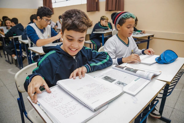 Atividades lúdicas tornam a alfabetização nos anos iniciais mais leve e significativa.