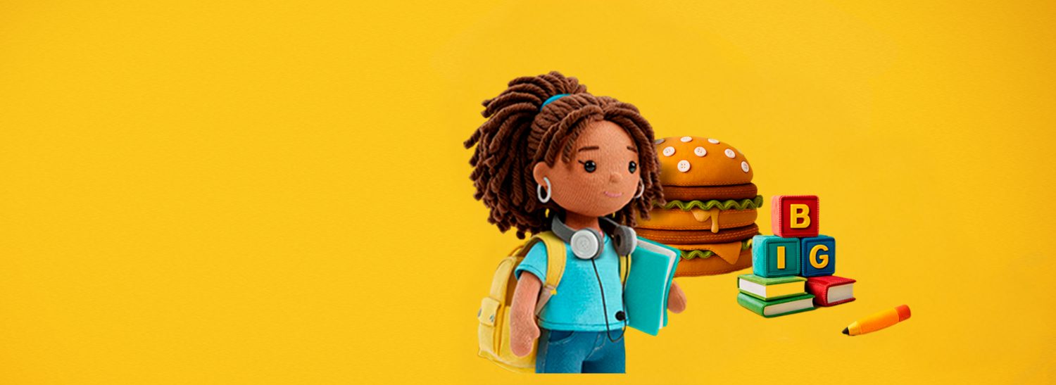 Figura de argila de uma criança com mochila e fones de ouvido ao lado de livros, blocos de brinquedo com a palavra "BIG", um hambúrguer grande de brinquedo e um lápis em um fundo amarelo, celebrando o espírito do McDia Feliz.