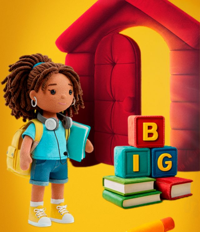 Uma boneca com mochila e fones de ouvido fica perto de blocos de letras empilhadas que soletram "BIG", vários livros e uma estrutura vermelha em forma de casa - trazendo o espírito alegre do McDia Feliz para um fundo amarelo brilhante.