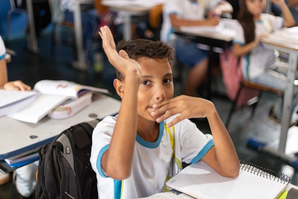 O bullying na escola afeta o desenvolvimento emocional e acadêmico dos alunos.