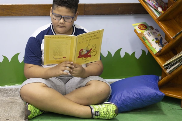 A combinação de métodos de alfabetização, como o silábico e o fônico, fortalece a compreensão e fluência na leitura e escrita das crianças.