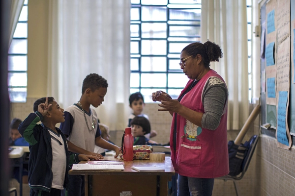 O fortalecimento do pertencimento escolar acontece por meio do apoio social consistente, que promove respeito, escuta ativa e participação de todos na comunidade escolar.