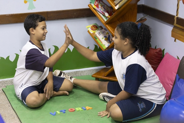 Desenvolver competências socioemocionais é fundamental para os alunos criarem vínculos sólidos e se sintam parte integrante da escola e da sua trajetória educacional.