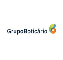 Logotipo do Grupo Boticário com o nome da empresa em texto azul-marinho e um ícone abstrato colorido combinando formas azuis, verdes e laranja em um fundo branco para MDF 2025 da Cantu.