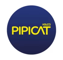 Um logotipo circular azul com o texto amarelo "PIPICAT" em letras grandes e "KELCO" em texto menor acima da última letra, fazendo referência à Cantu e à coleção MDF 2025.