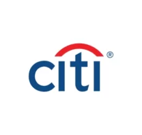 O logotipo do Citi apresenta a palavra "citi" em letras minúsculas azuis com um arco vermelho acima do "t", semelhante a um guarda-chuva, em um fundo branco - lembrando o toque elegante e moderno visto em marcas como Boticário e MDF 2025.